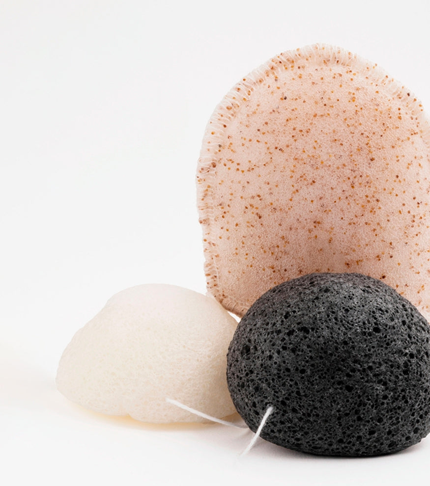 ¿POR QUÉ NO DEBE FALTAR LA ESPONJA KONJAC EN UNA RUTINA DE BELLEZA?