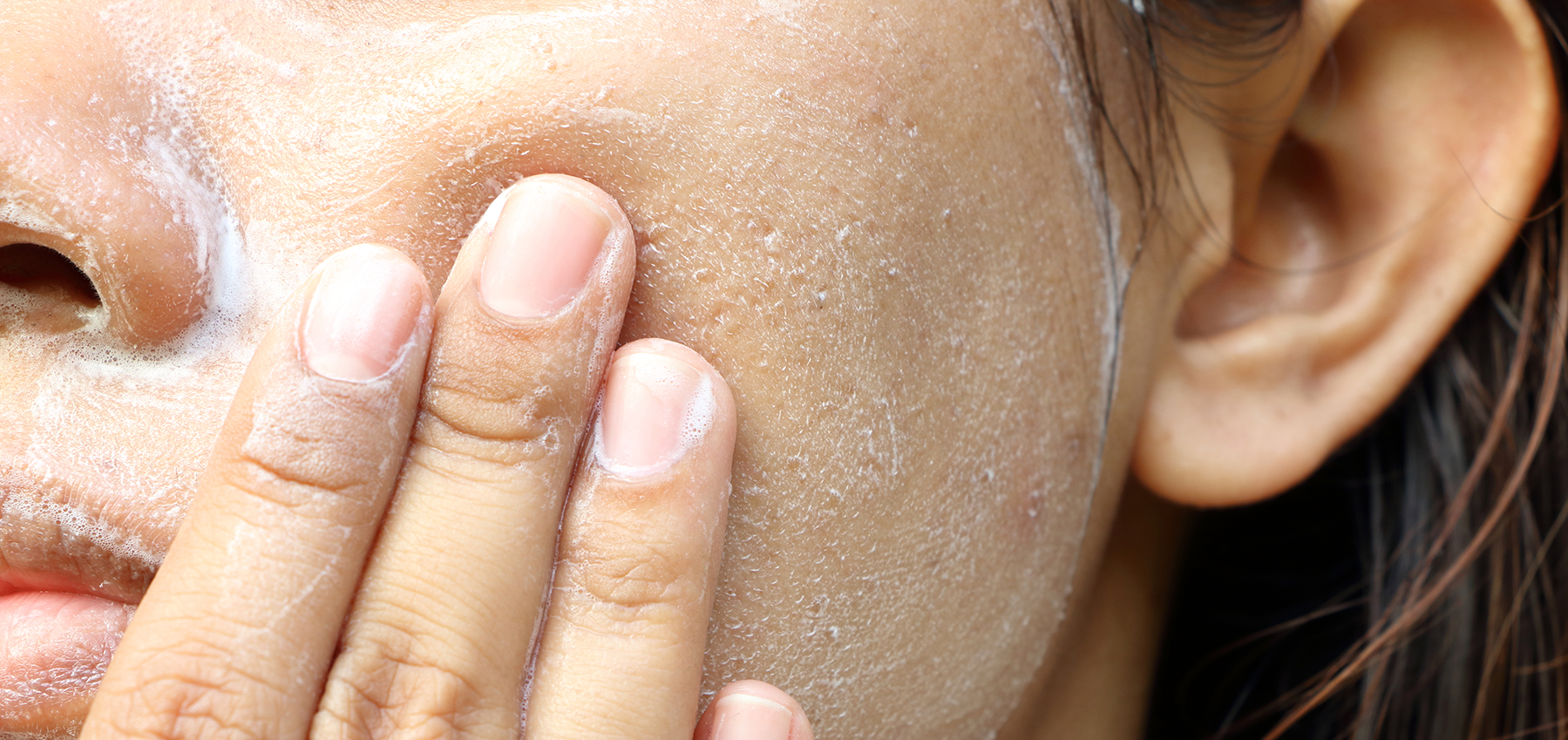 Exfoliar la piel, qué beneficios tiene