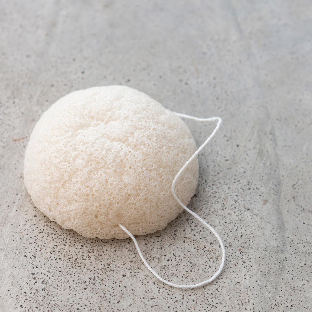 Primer plano de esponja de konjac pra limpieza facial mostrando su textura en seco