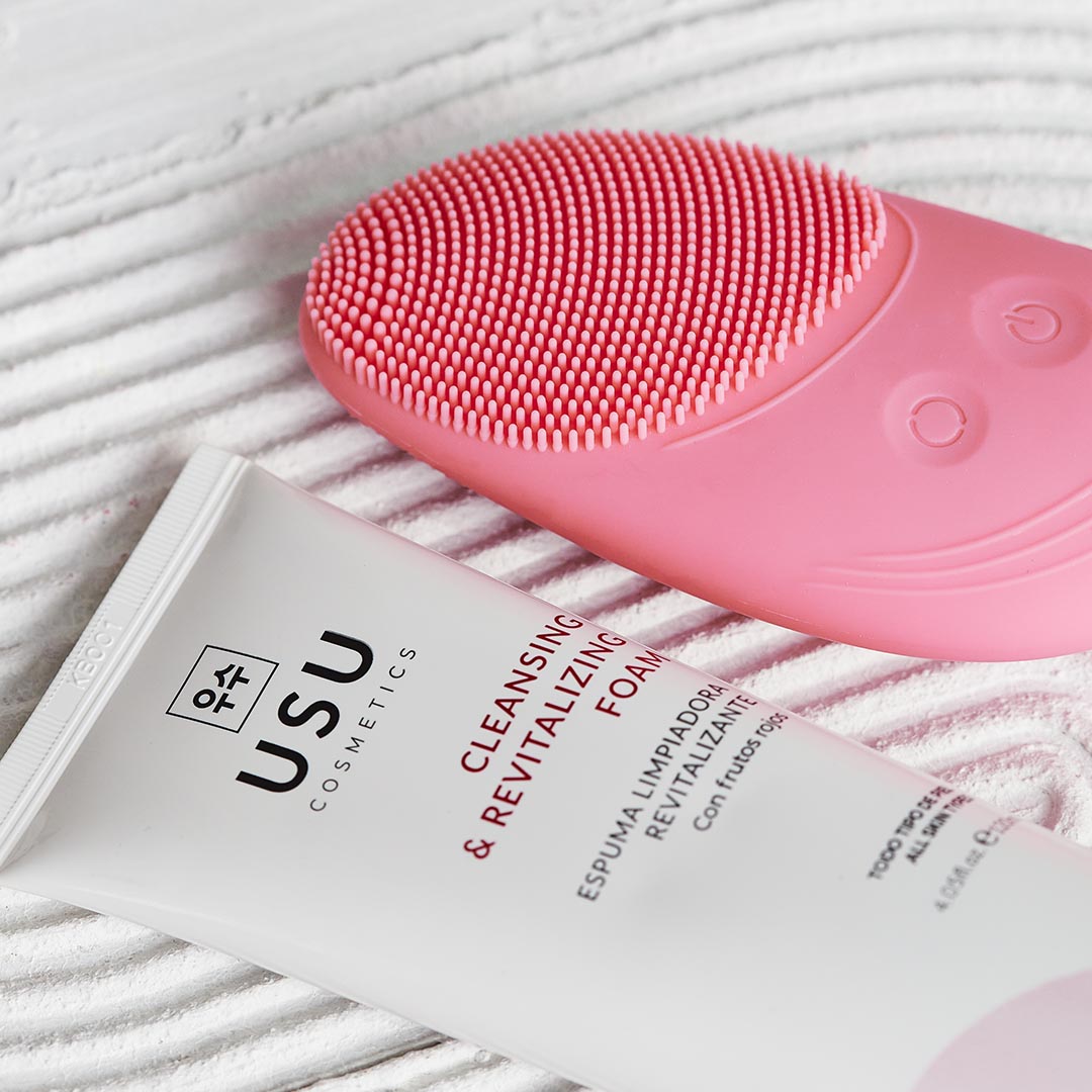 envase de espuma limopiadora revitalizante junto a cepillo facial nusu 2.0 para limpieza profunda y piel radiante
