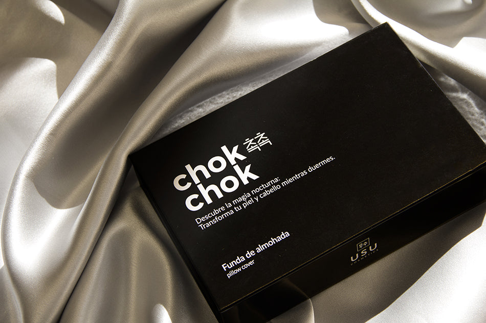 Funda_de_almohada_seda_color_gris_con_caja_de_presentaci_n_de_color_negro