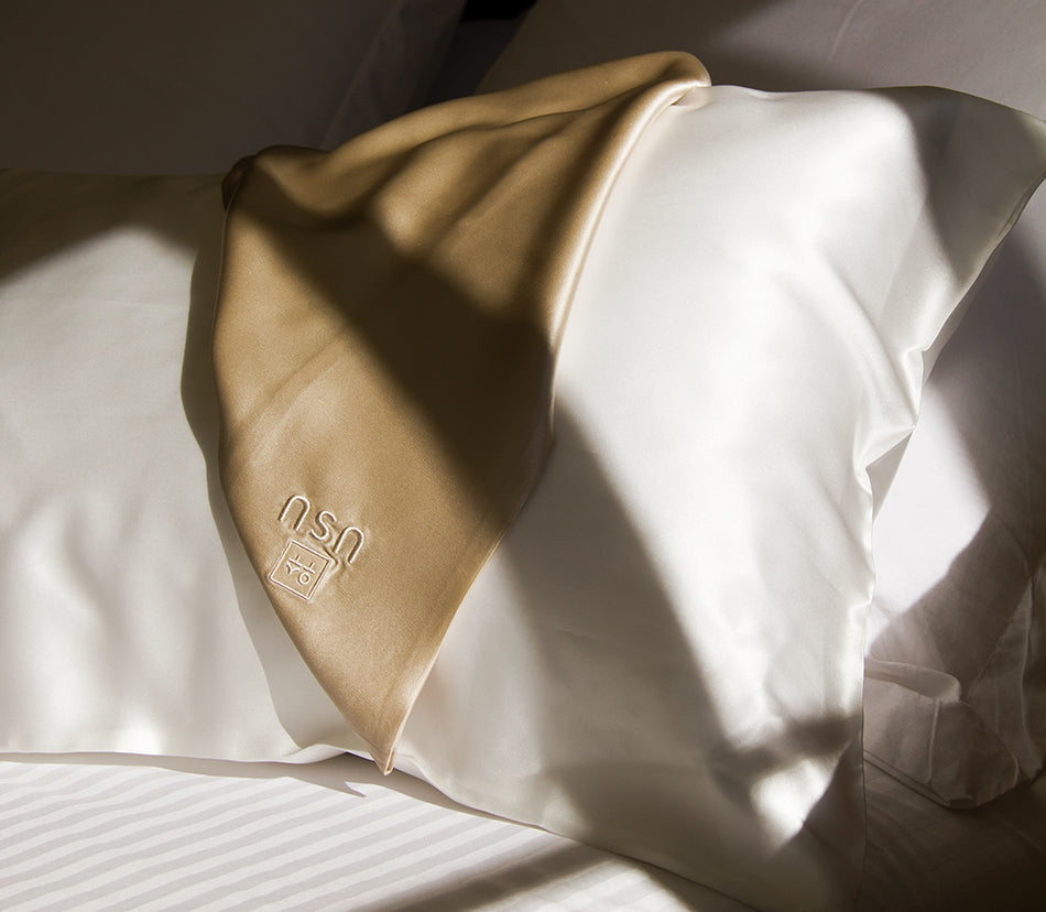 funda_de_almohada_champagne_sobre_almohada