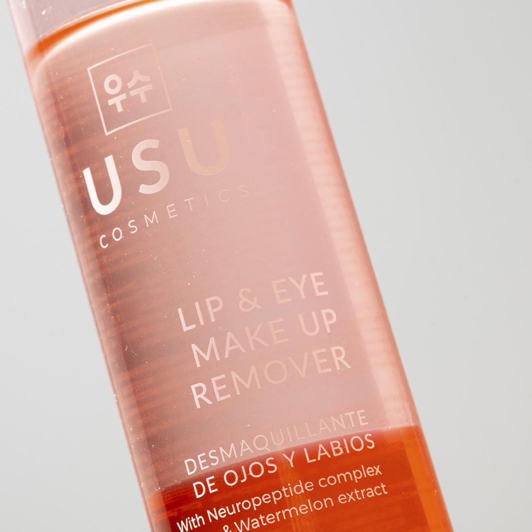 Detalle de desmaquillante de ojos y labios coreano en envase de 100 ml con extracto de sandía y péptidos