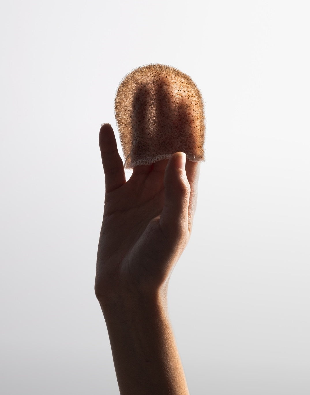 Mano_con_guante_de_limpieza_y_exfoliaci_n_mitt_konjac_de_cosm_tica_coreana