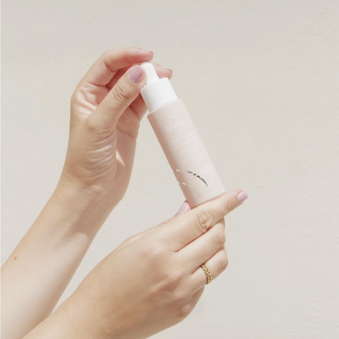Antiaging_Lift_Serum_antiedad_sostenido_por_manos.