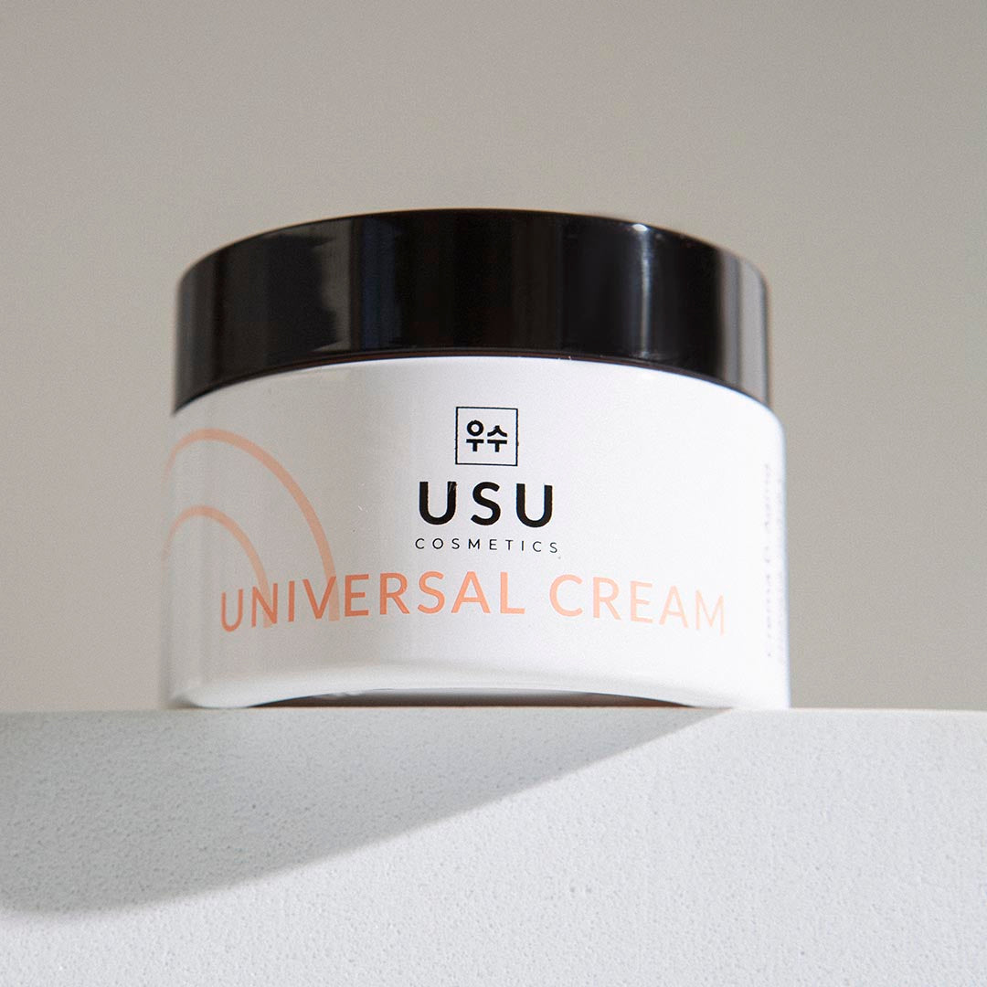 Tarro en primer plano de crema facial coreana para pieles mixtas y secas