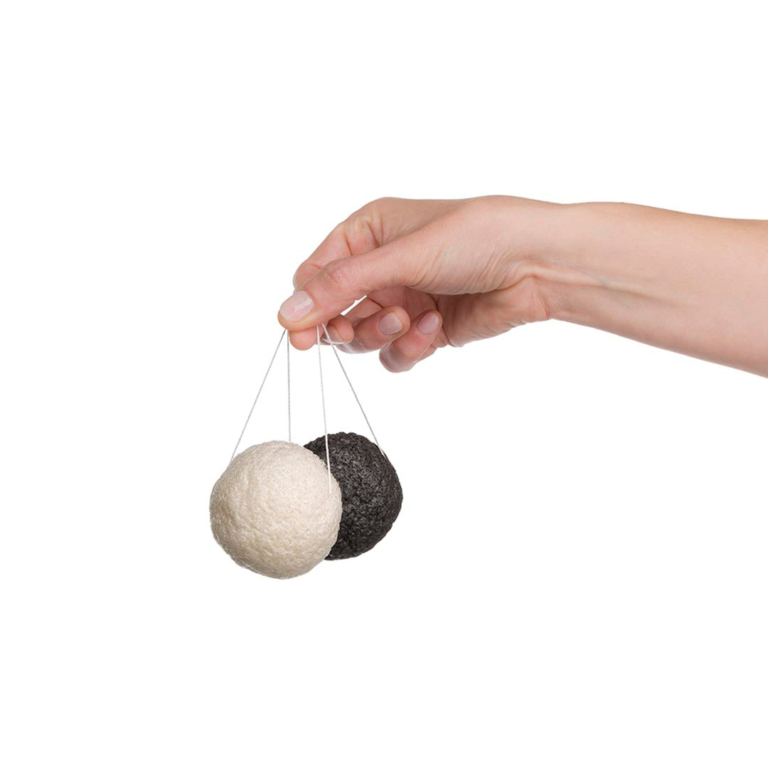 Mano sujetando esponja konjac colágeno y esponja purifying de cosmétoca coreana