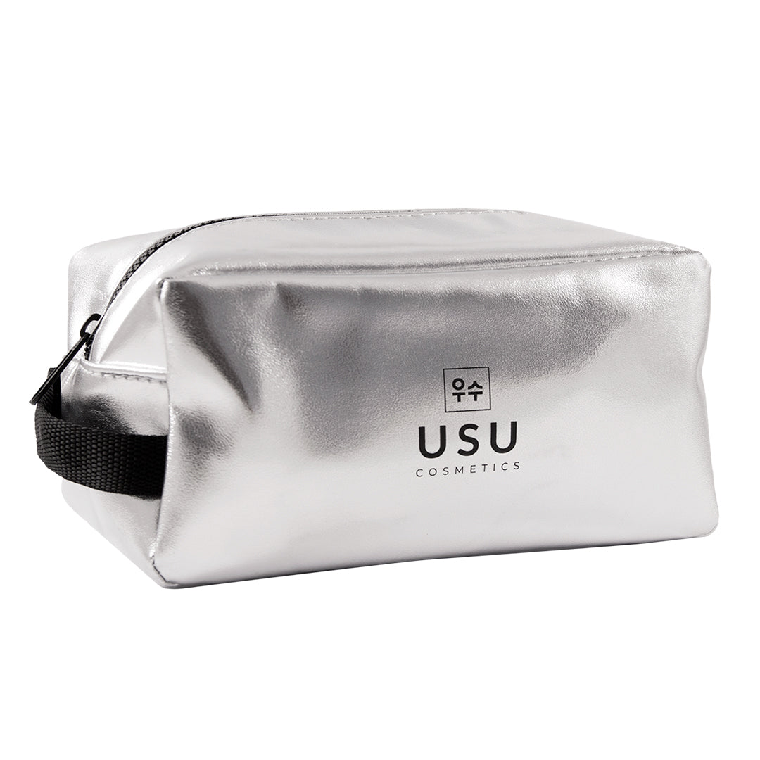 Neceser plateado con cremallera para baño y viajes.