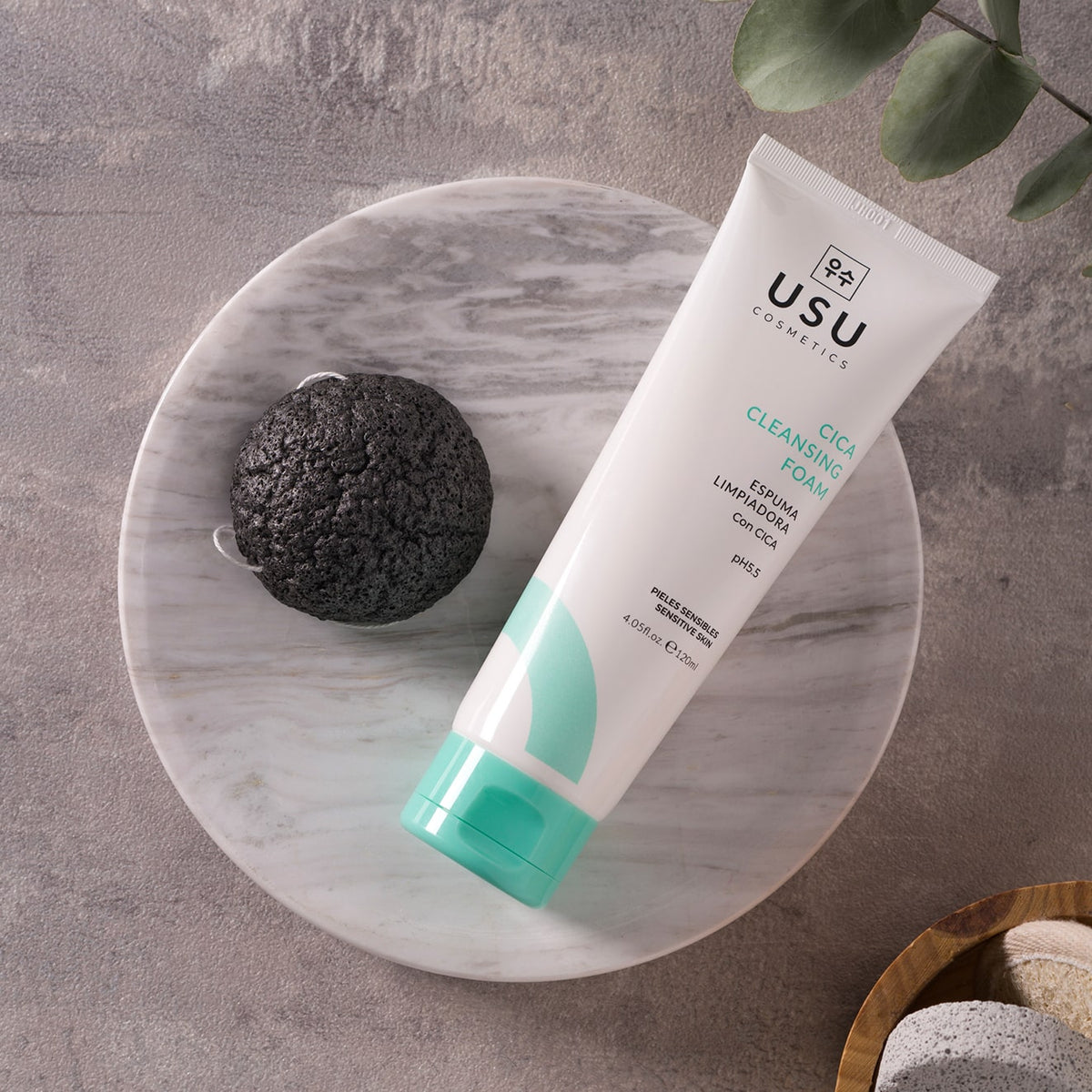 Espuma Limpiadora Cica pH 5.5 junto a esponja konjac purifying para limpieza facial de pieles mixtas y grasas