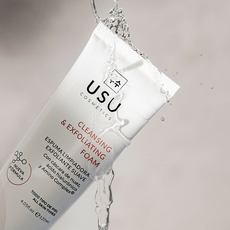 Espuma limpiadora exfoliante suave activada con agua para una limpieza profunda y respetuosa