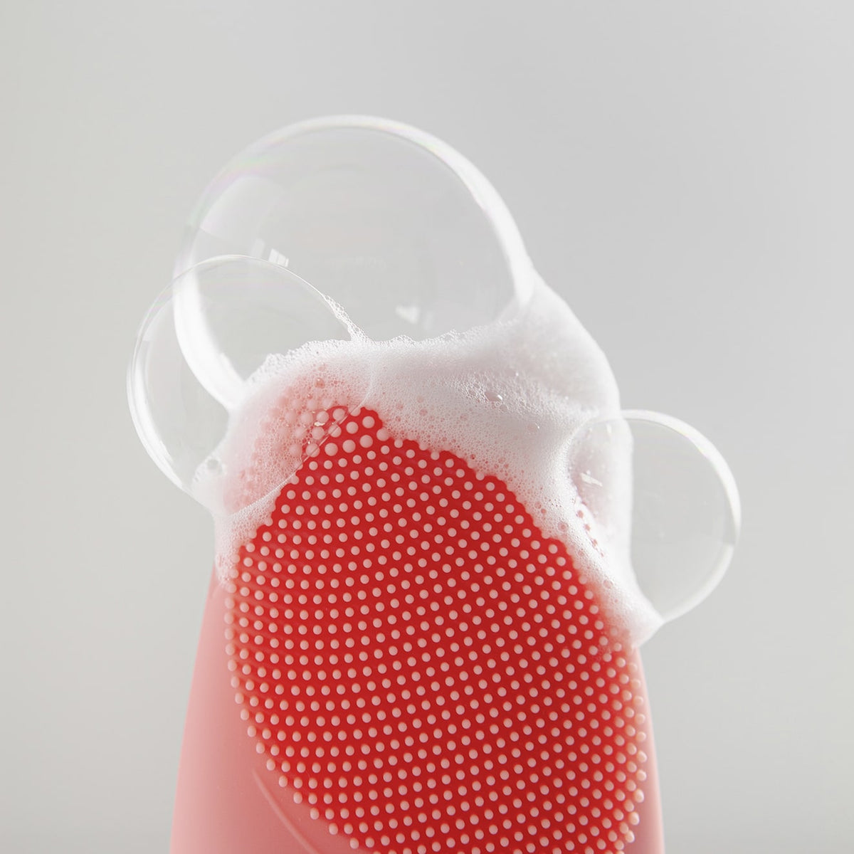 Cepillo facial Nusu 2.0 aplicando limpiador en espuma