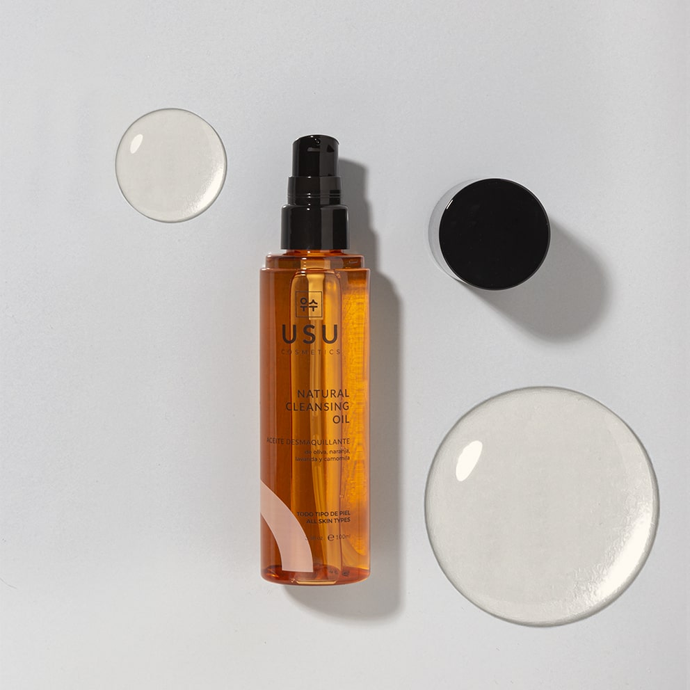 Textura del aceite desmaquillante natural, suave y ligera.