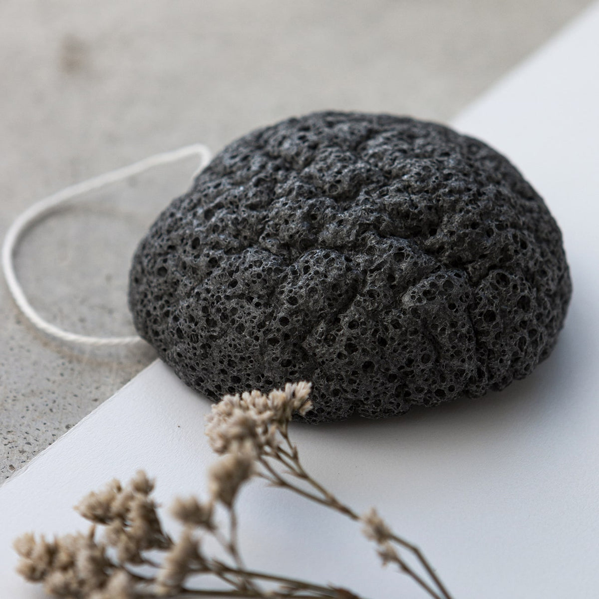 Primer plano de esponja purifying para pieles mixtas y grasas con ceniza activa de bambú